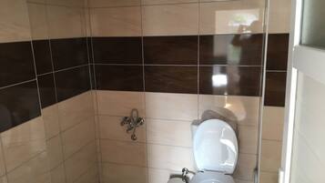 Douche, chaussons, serviettes fournies