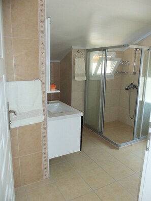 Family Loft, 1 Bedroom | Bilik Mandi | Pancuran mandi, kelengkapan dandanan diri percuma, pengering rambut 