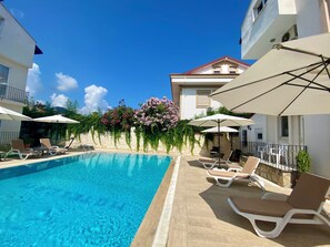 Outdoor pool, pool umbrellas, pool loungers - Cam Hotel (Fethiye)