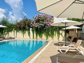 Piscina externa, guarda-sóis, espreguiçadeiras