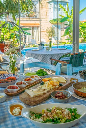 Free daily full breakfast  - Evliyagil Hotel by Katre (Cesme)