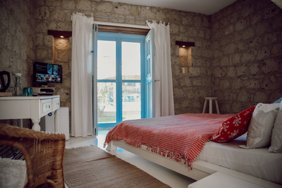 Superior Room, 1 Queen Bed, Accessible, Pool View | Egyptian cotton sheets, down duvets, minibar, desk