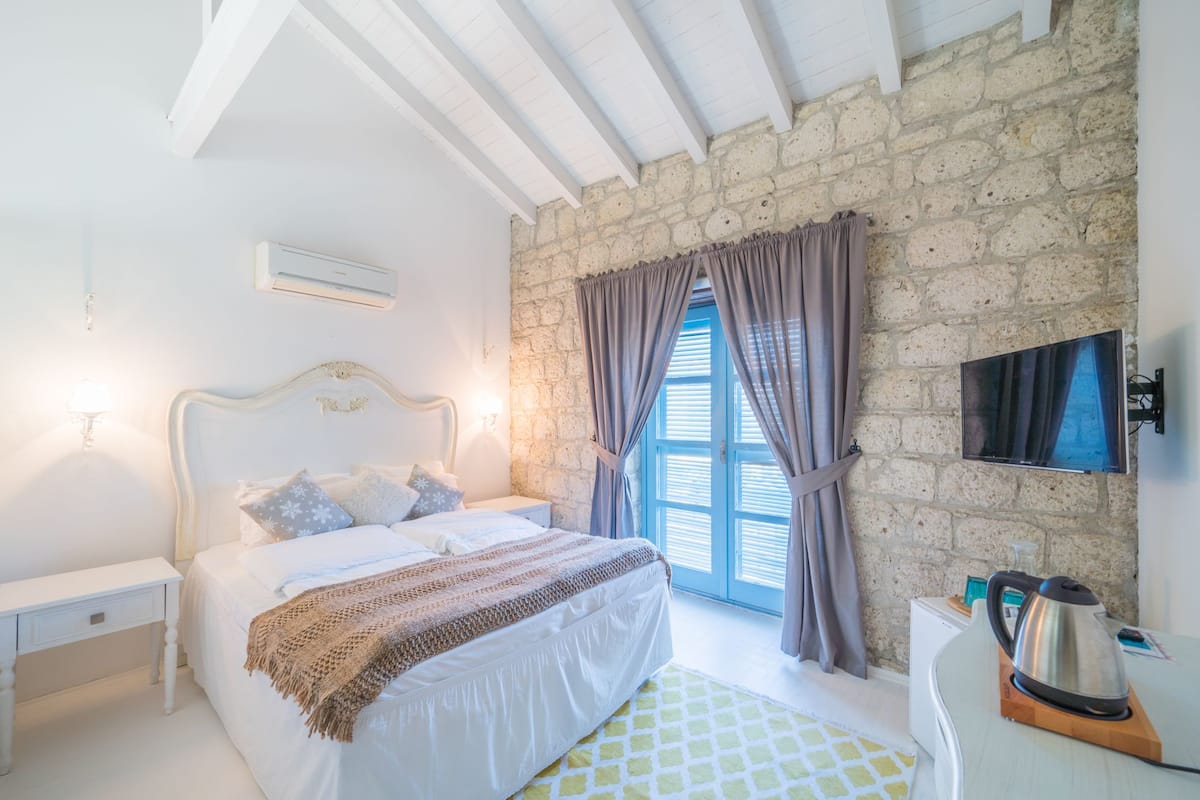 Deluxe kamer | Lakens van Egyptisch katoen, donzen dekbedden, een minibar, een bureau