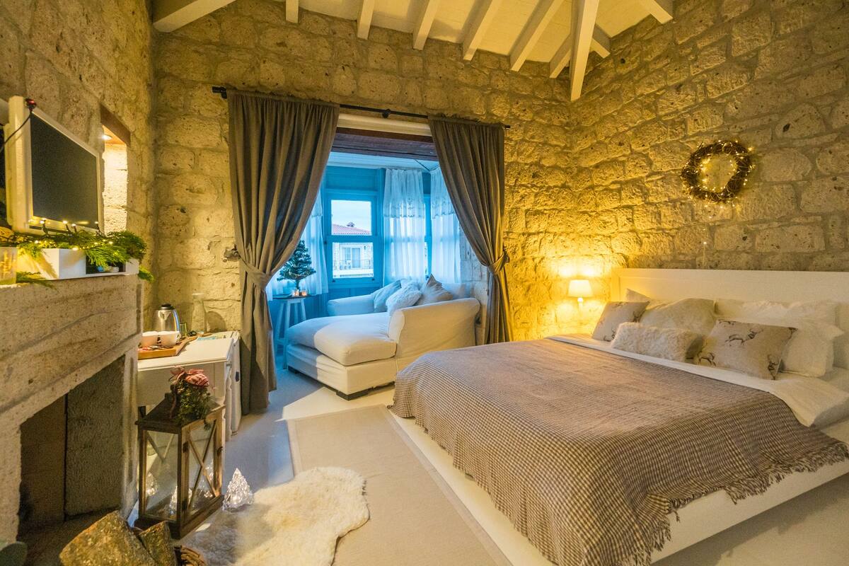 Deluxe Room, Pool View | Egyptian cotton sheets, down duvets, minibar, desk