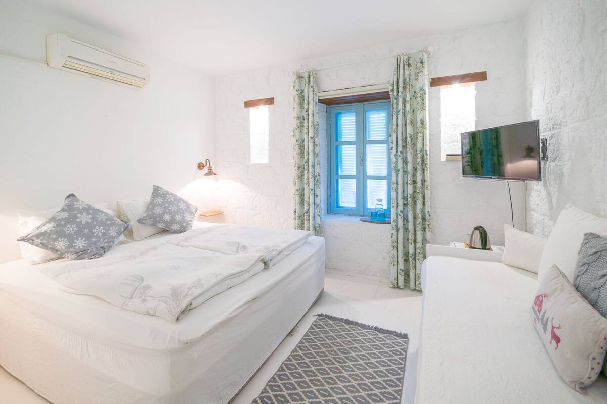 Superior Room | Egyptian cotton sheets, down duvets, minibar, desk