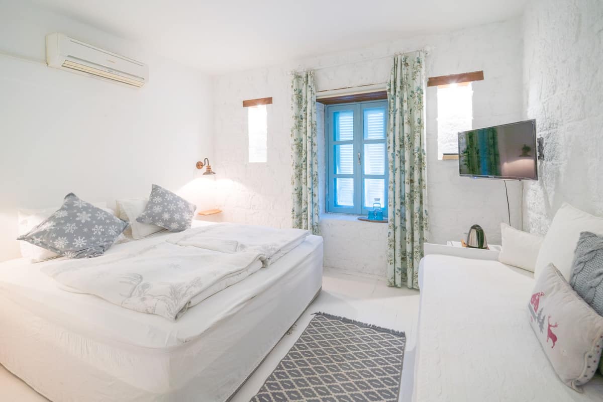 Superior kamer | Lakens van Egyptisch katoen, donzen dekbedden, een minibar, een bureau