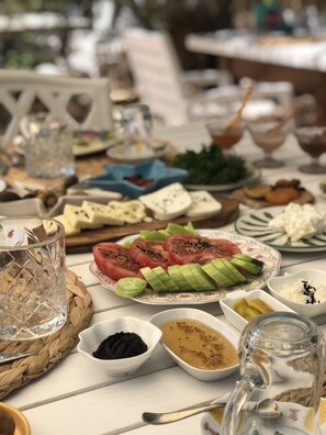 فطور كامل مجانًا يوميًا