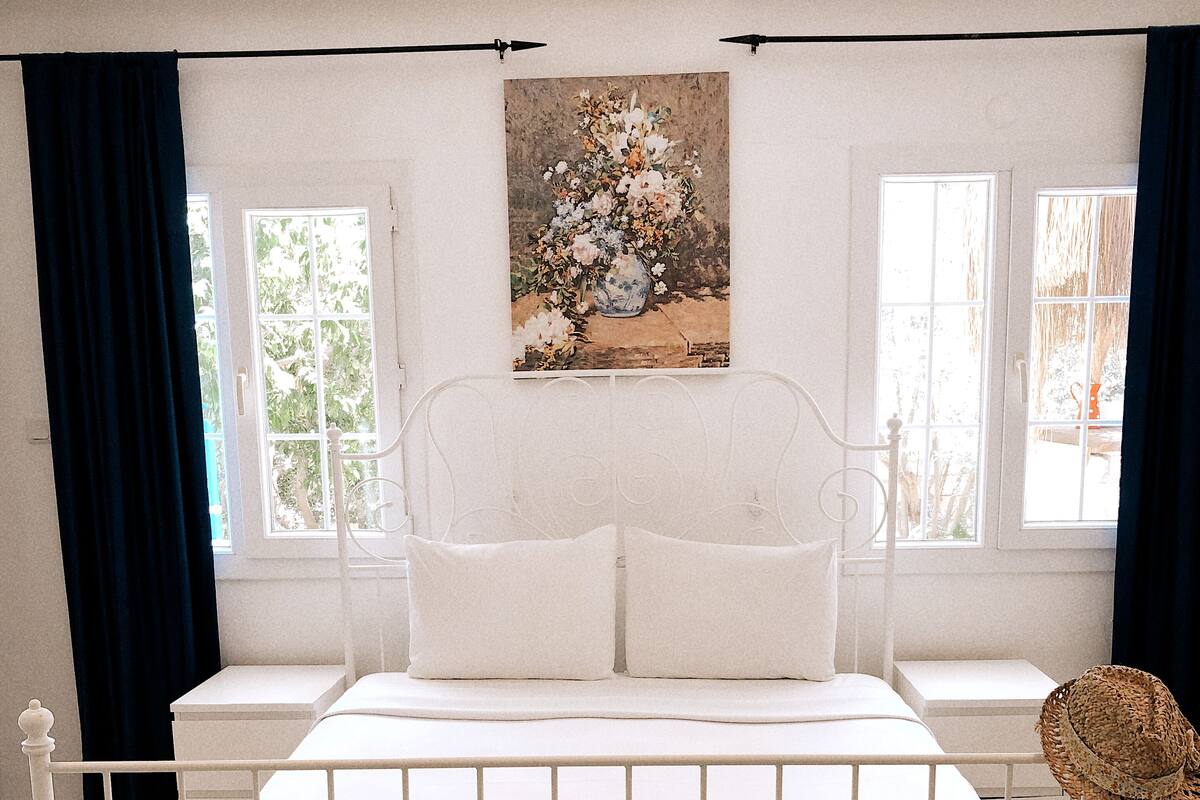 Minibar, WiFi (free), bed sheets