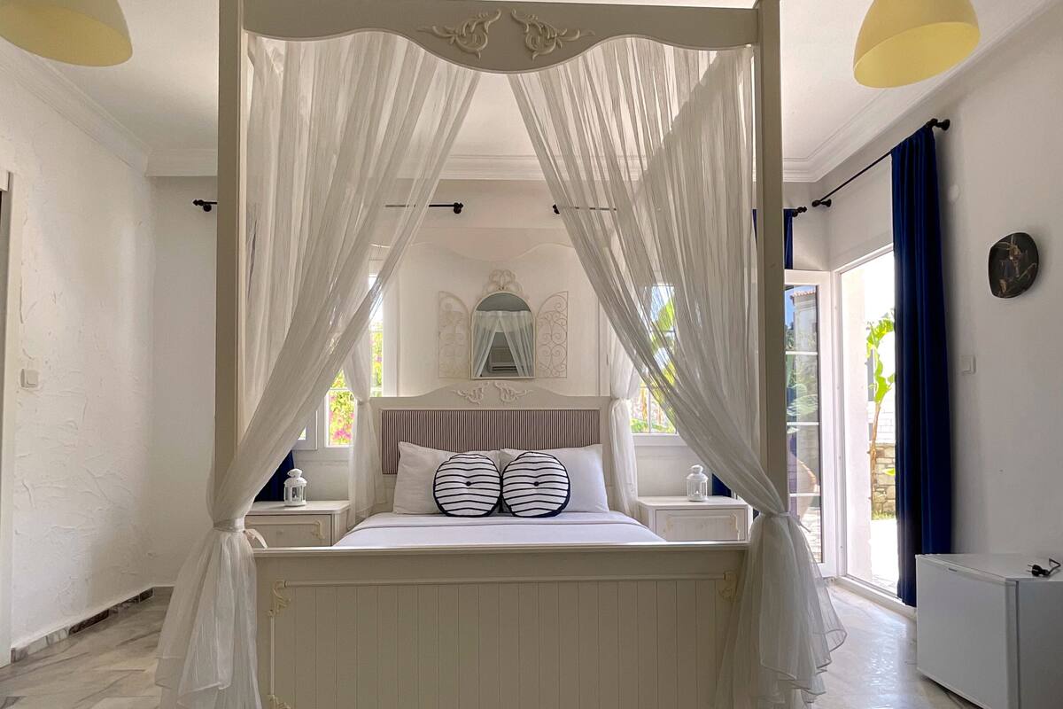 Minibar, WiFi (free), bed sheets