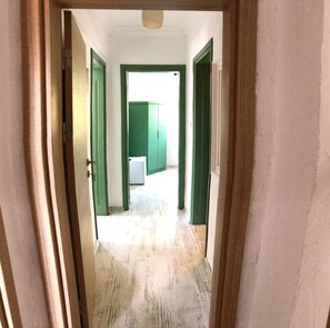Minibar, Wi-Fi gratis, dan seprai linen