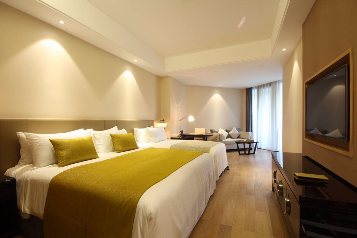 Habitación familiar | Minibar, escritorio, cortinas opacas y sistema de insonorización