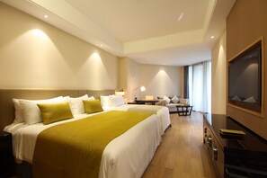 Family Room | Minibar, desk, blackout curtains, soundproofing - Qiandao Lake Pearl Peninsula Hotel (Hangzhou)
