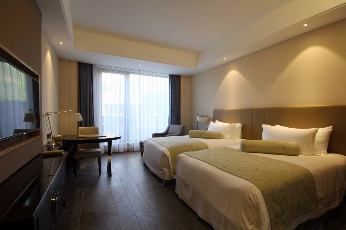 Minibar, escritorio, cortinas opacas y sistema de insonorización