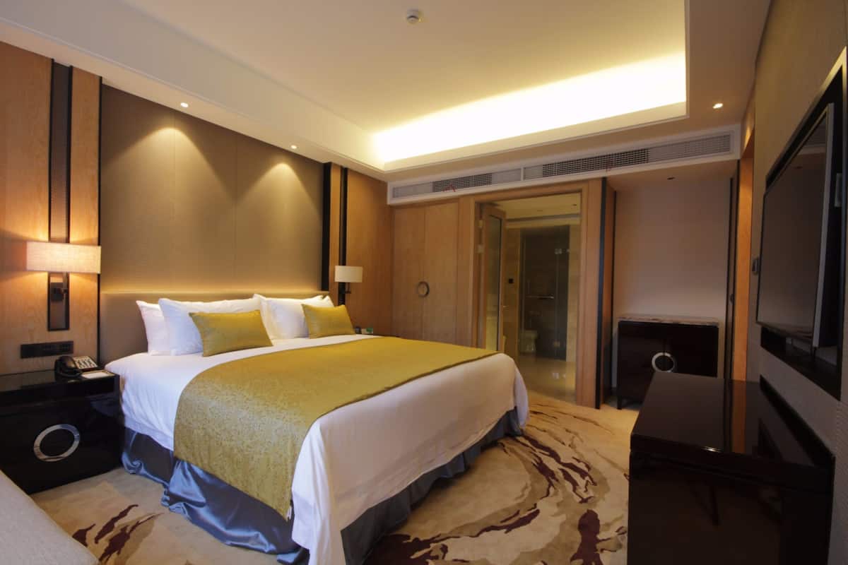 Deluxe Queen Room | Minibar, desk, blackout curtains, soundproofing