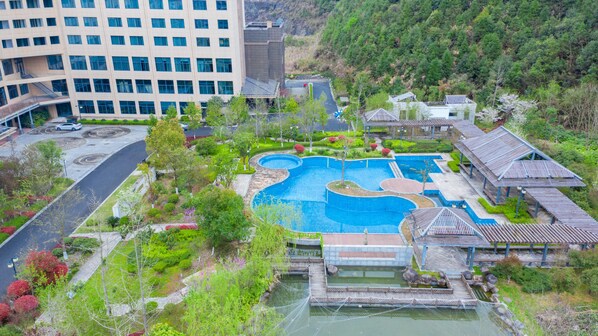 Property grounds - Qiandao Lake Pearl Peninsula Hotel (Hangzhou)