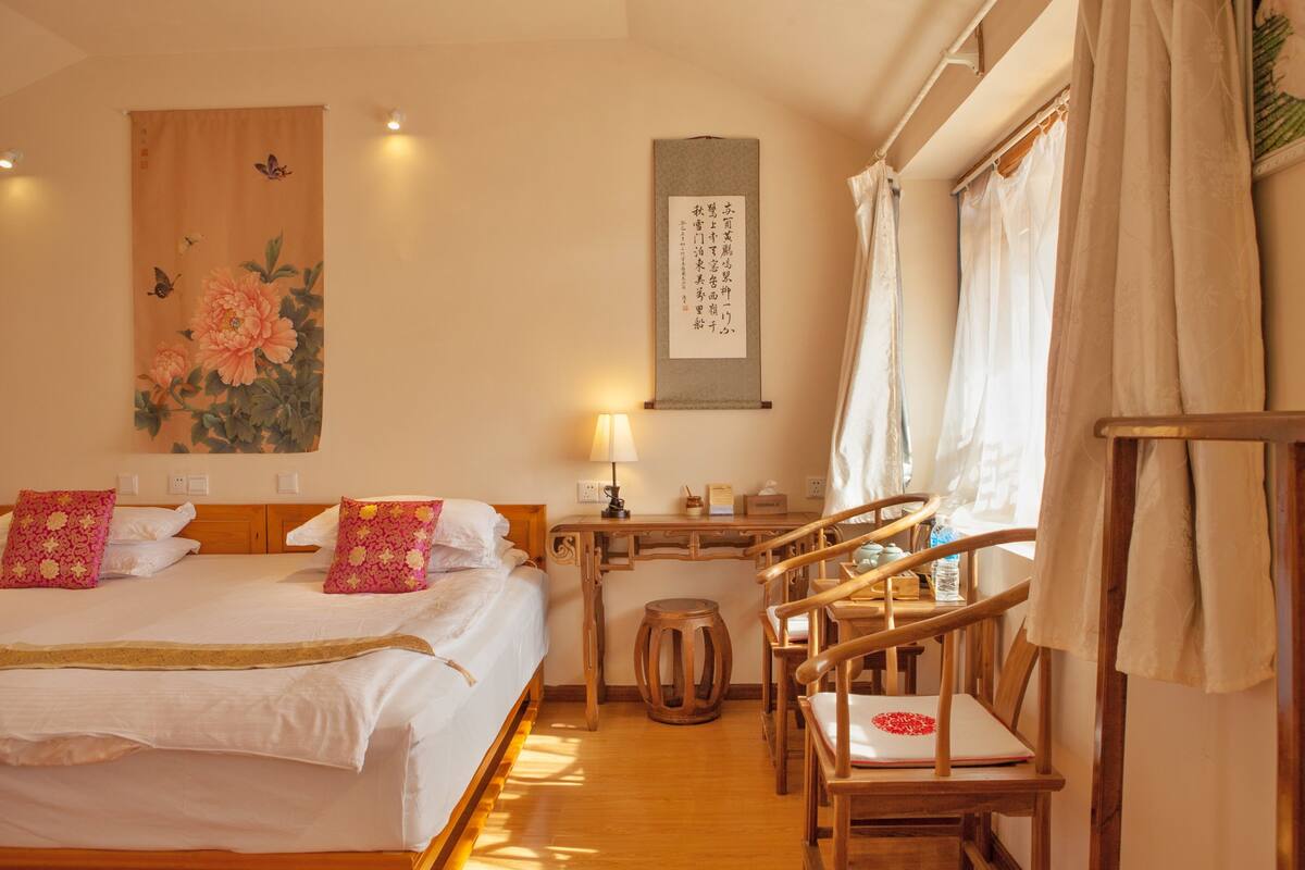 Habitación Deluxe | Ropa de cama de alta calidad, escritorio, insonorización y camas extra