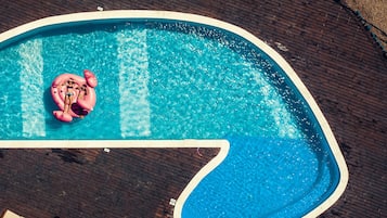 Piscine extérieure (ouverte en saison), parasols de plage
