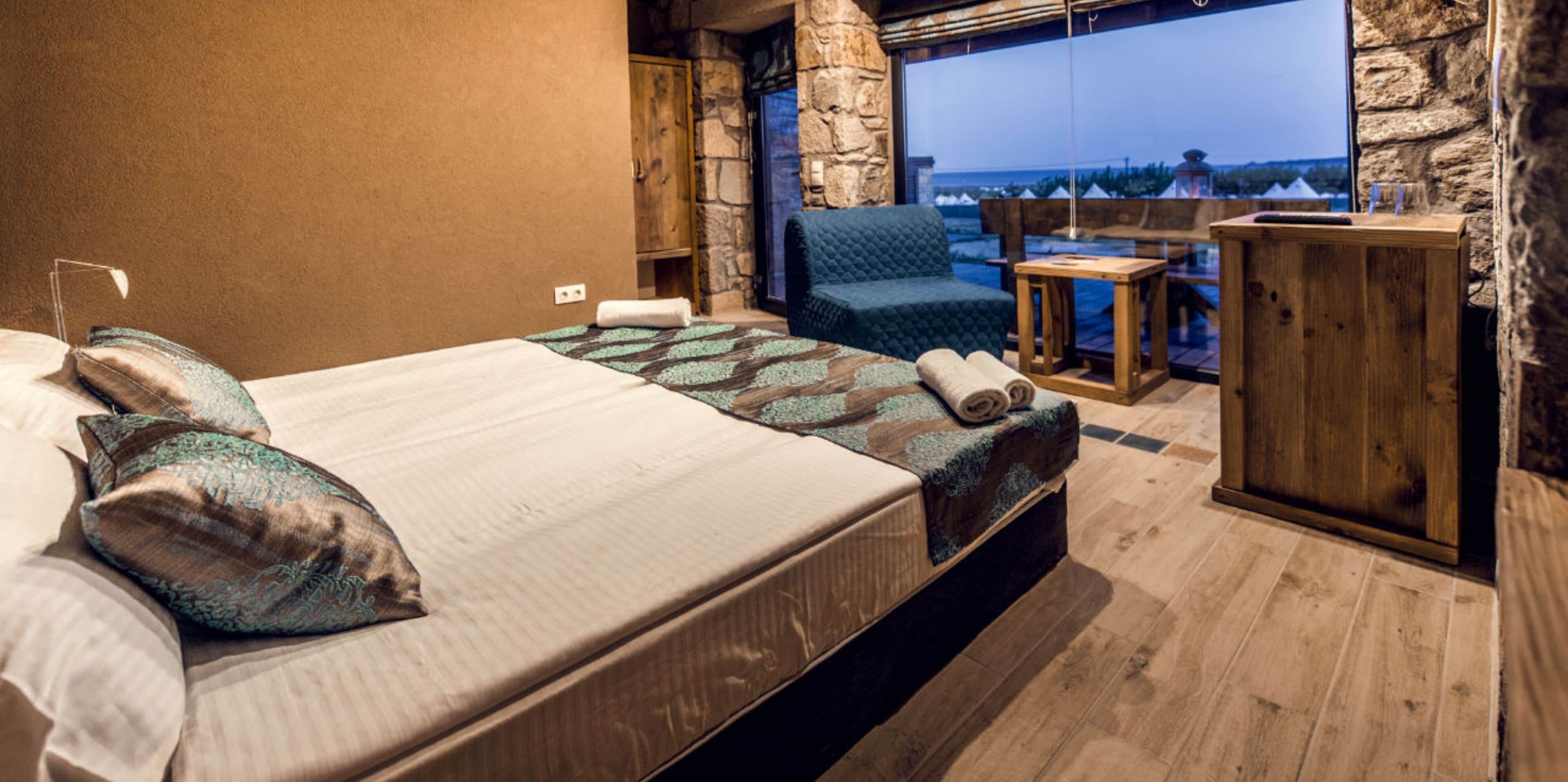 Deluxe Double or Twin Room, 1 Bedroom, Sea View | Minibar, in-room safe, laptop workspace, blackout curtains