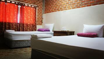 Triple Room with Sea View | Escritorio