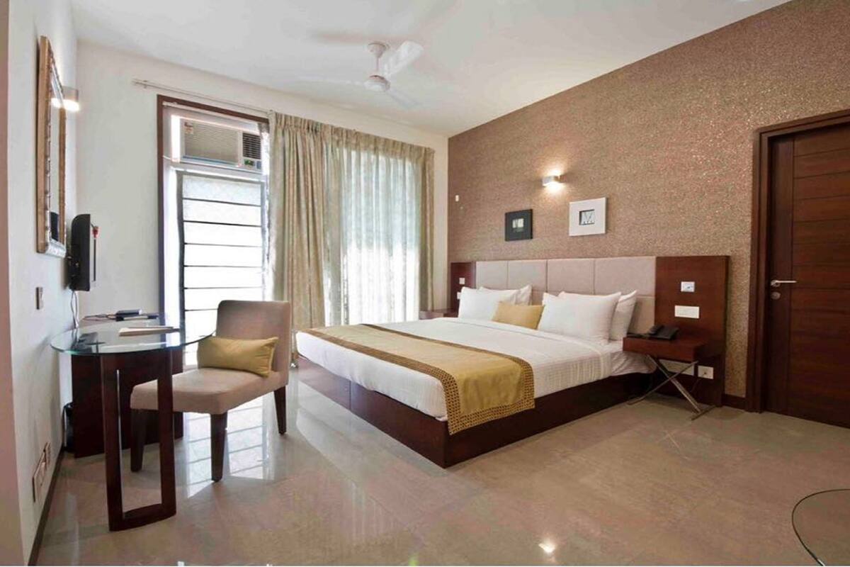 Premium bedding, minibar, in-room safe, desk
