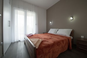 Căn hộ, 2 phòng ngủ | Bộ đồ giường cao cấp, bàn, phòng cách âm 