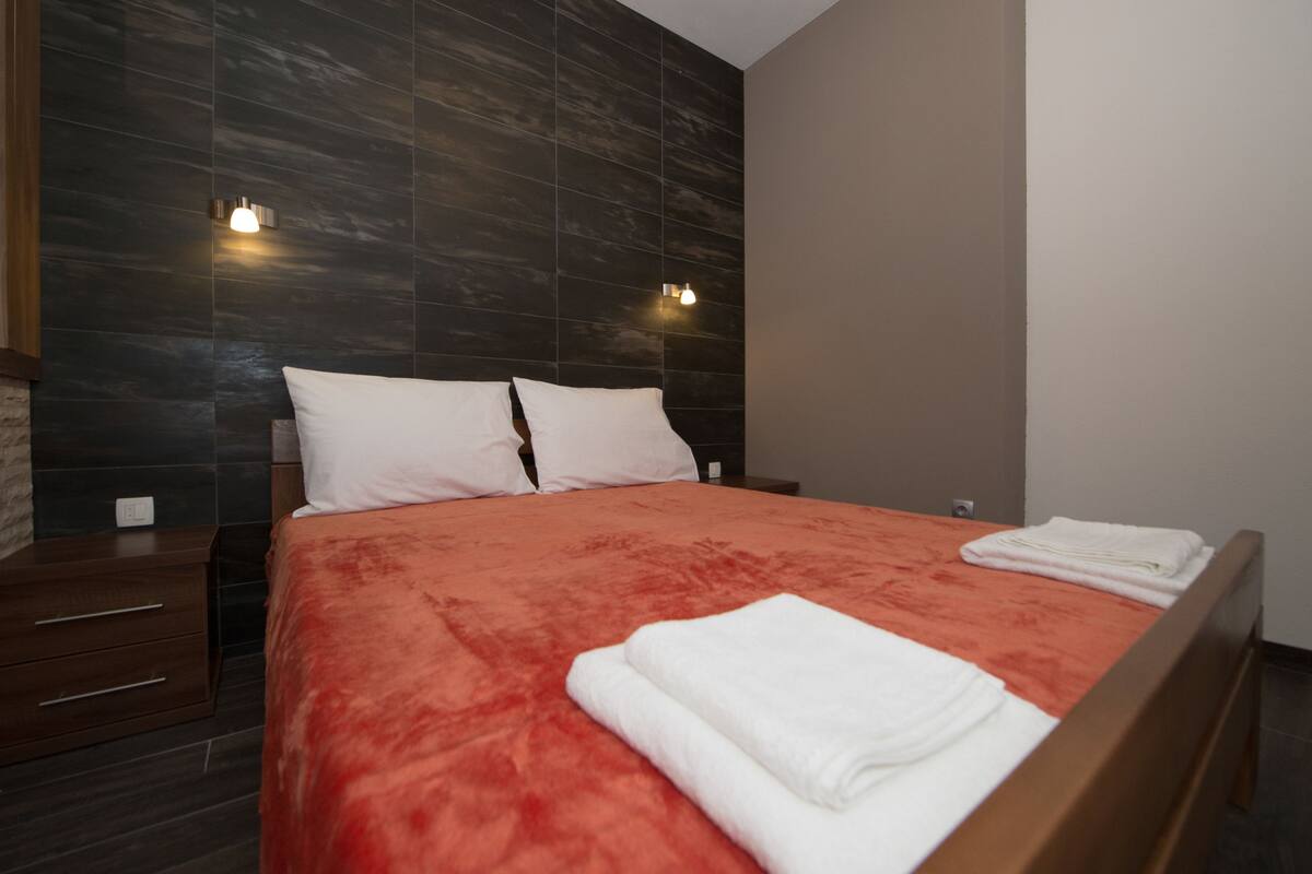 Apartment, 1 Bedroom | Premium bedding, desk, soundproofing, iron/ironing board