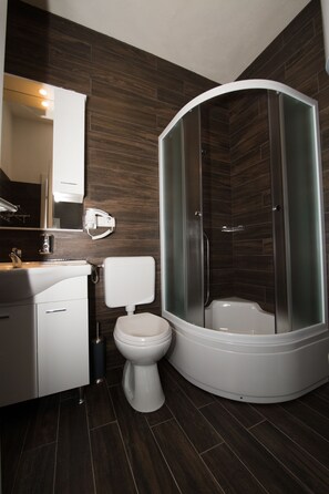 Appartement, 2 slaapkamers | Badkamer | Een douche, gratis toiletartikelen, een haardroger, een bidet
