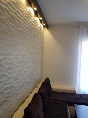 Apartment, 2 Schlafzimmer | Wohnbereich | 32-Zoll-Flachbildfernseher mit Kabelempfang, Fernseher
