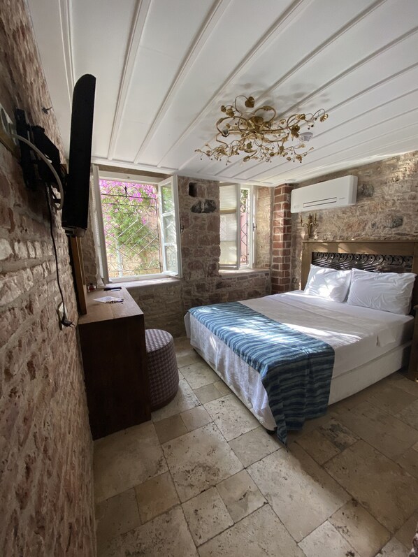 Ropa de cama de alta calidad, minibar, escritorio y camas extra 