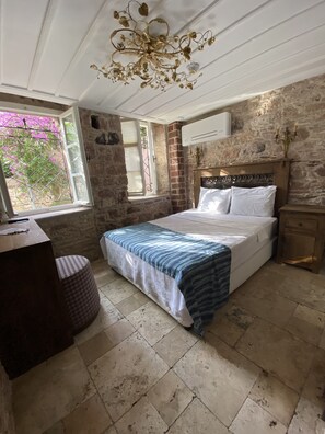 Suite Deluxe | Ropa de cama de alta calidad, minibar, escritorio y camas extra 