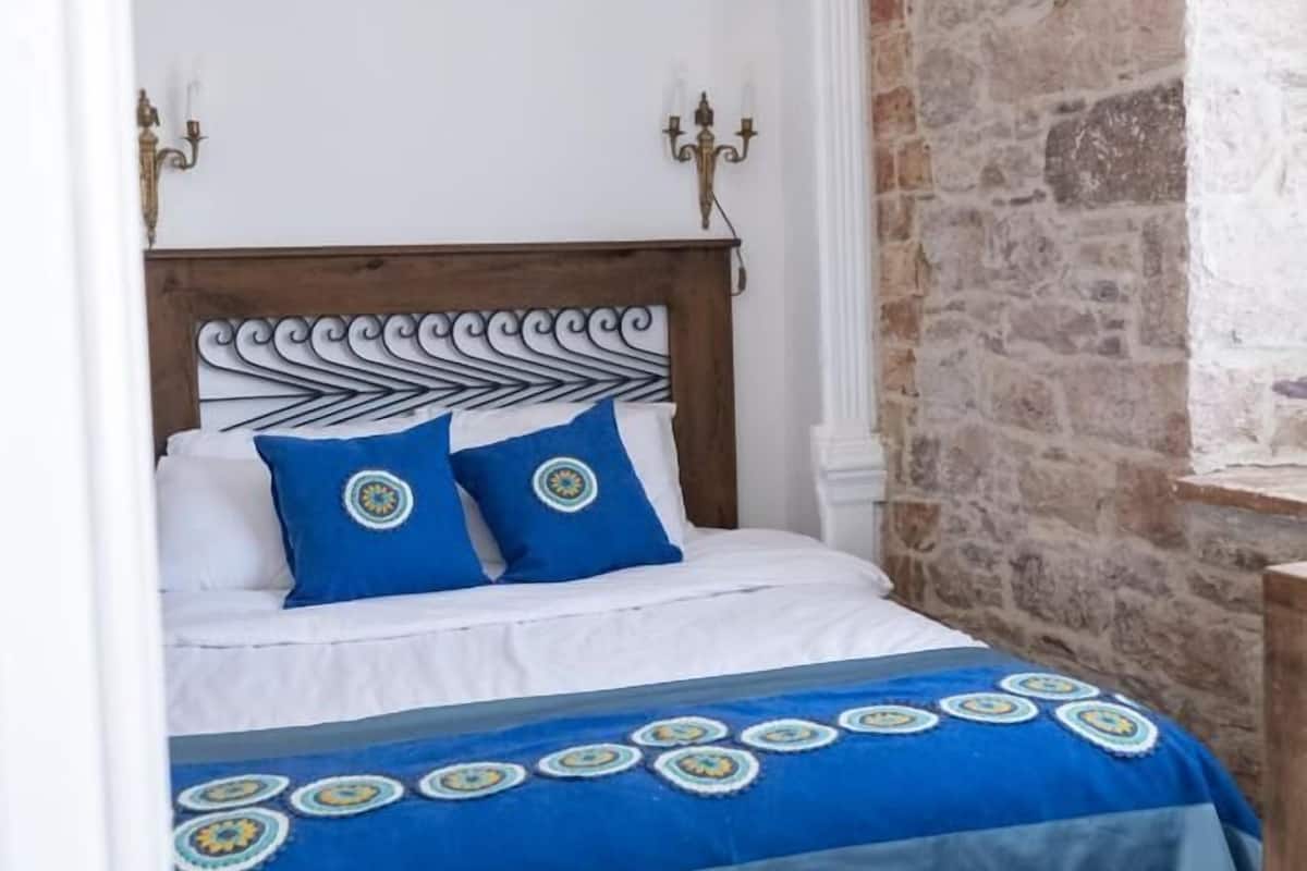 Superior Suite, Garden View | 1 bilik tidur, peralatan tempat tidur premium, bar mini, meja