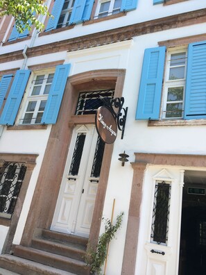 Vista frontal de la propiedad