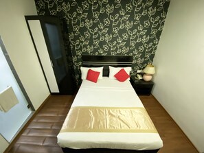 Habitación Deluxe, sin ventanas | Escritorio, tabla de planchar con plancha, wifi gratis y ropa de cama 