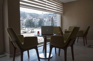 تلفزيون بشاشة مسطحة