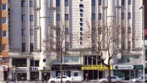 Ein mehrstöckiges Hotel mit einem gut sichtbaren 'OTEL'-Schild an der Fassade.