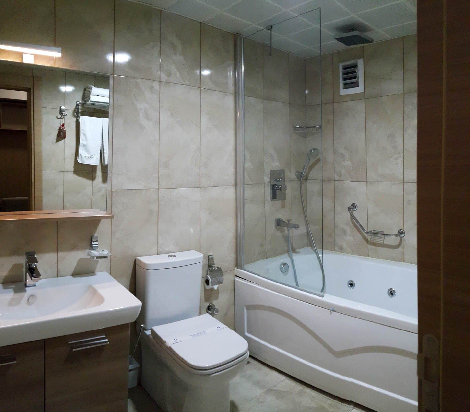 Suite, 1 habitación | Baño | Artículos de higiene personal gratuitos, secador de pelo y zapatillas