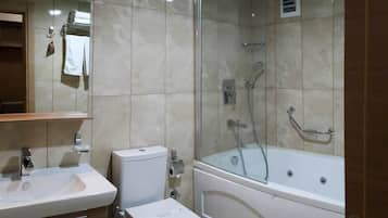 Suite, 1 habitación | Baño | Artículos de higiene personal gratuitos, secador de pelo y zapatillas