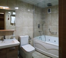 Suite, 1 habitación | Baño | Artículos de higiene personal gratuitos, secador de pelo y zapatillas