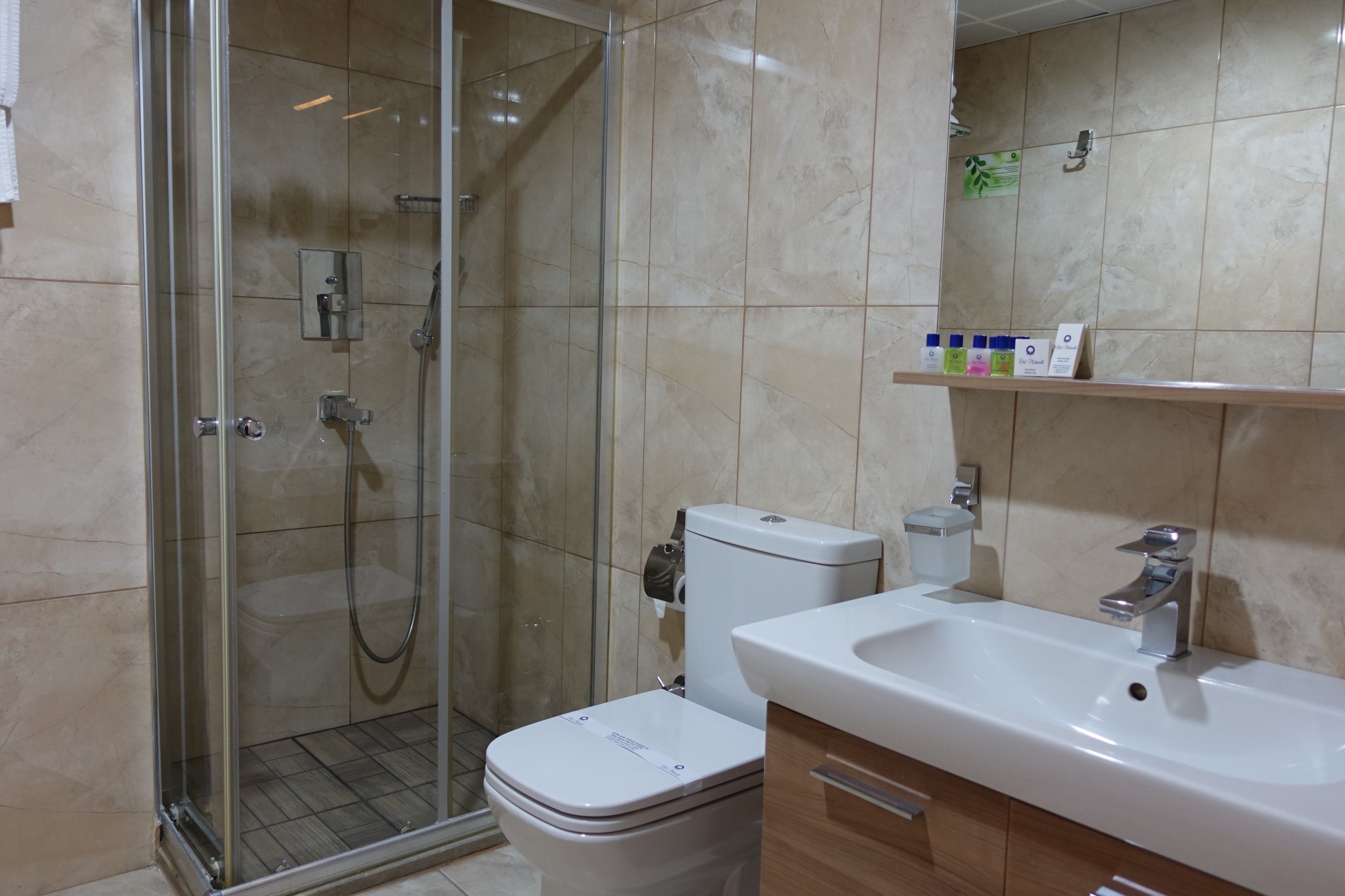 standard room | bathroom | free toiletries, hair dryer, slippers, towels