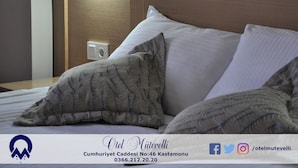 Ein Hotelzimmer mit einem Bett, Kissen und einem Nachttisch.