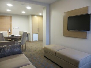 Suite, 1 kamar tidur | Area keluarga | TV layar datar