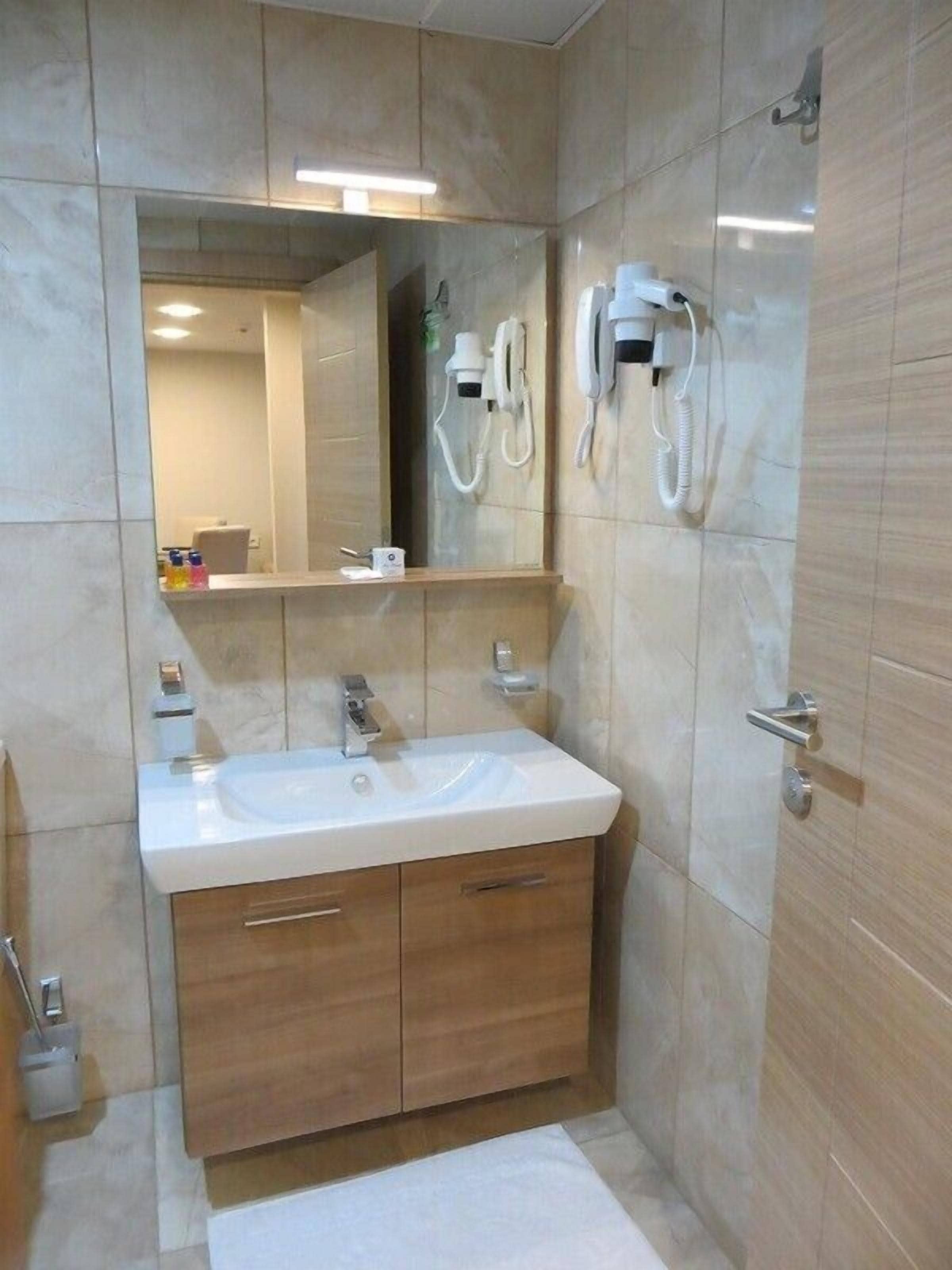 suite, 1 bedroom | bathroom sink
