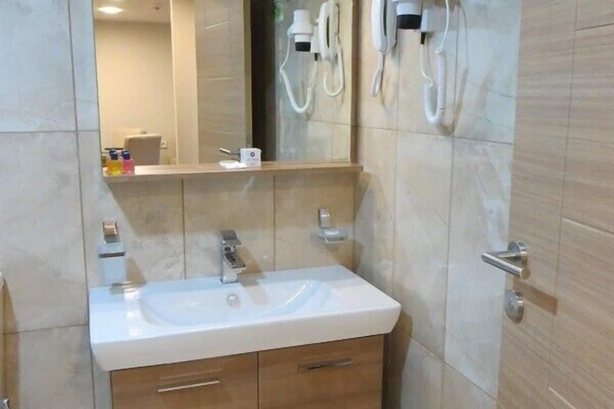 suite, 1 bedroom | bathroom sink