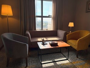 Deluxe Double Room Partial Sea View | Wohnbereich | Fernseher