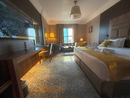 Deluxe Double Room Partial Sea View | Minibar, caja fuerte, escritorio y cortinas opacas