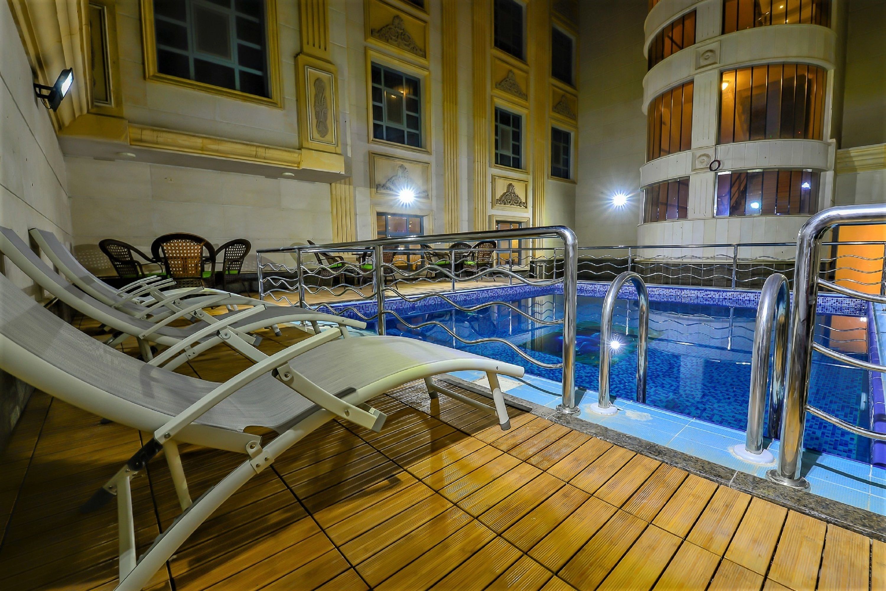 室外游泳池，日光浴躺椅