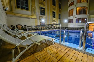 Una piscina al aire libre, tumbonas