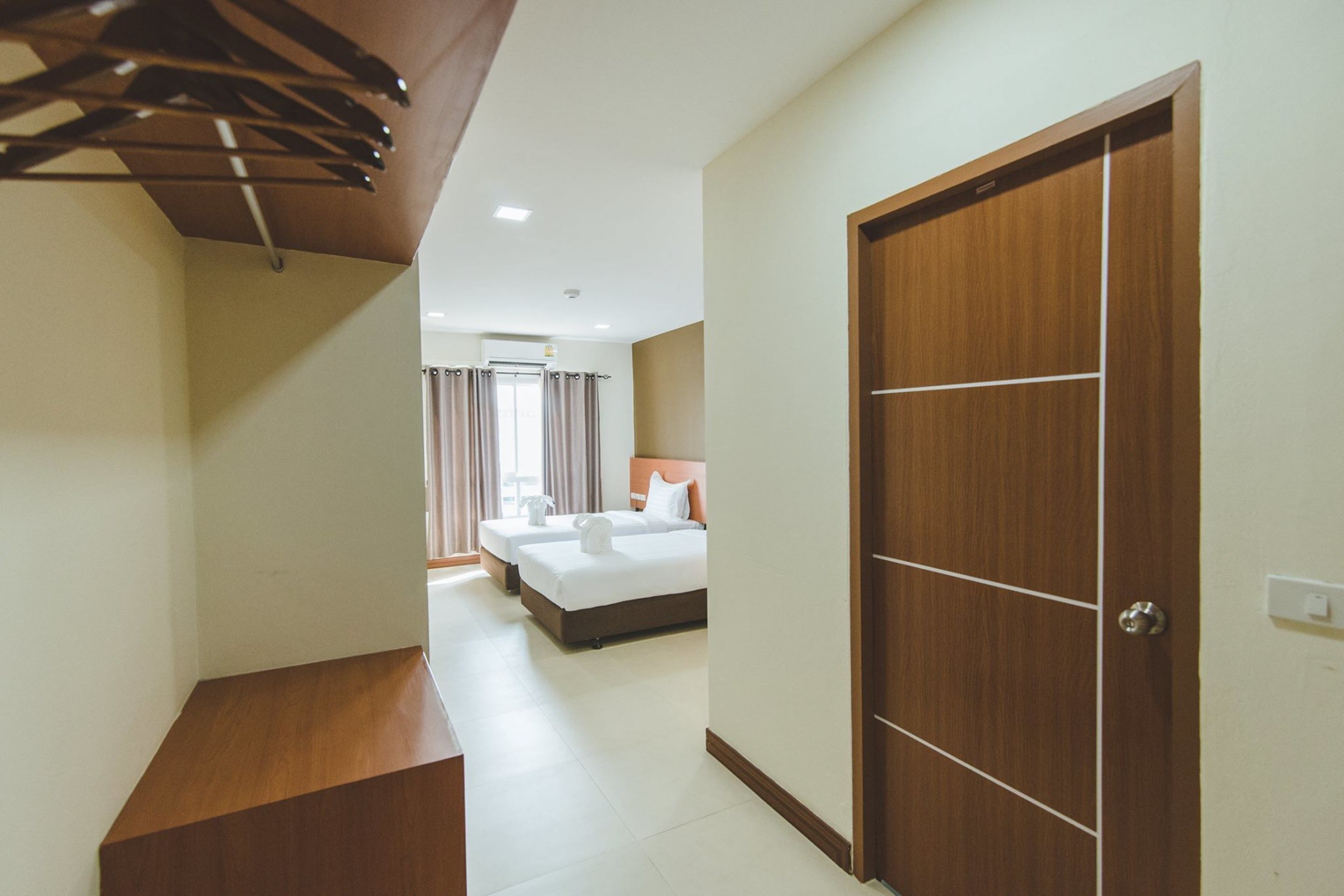 deluxe twin room | minibar, desk, rollaway beds, free wifi