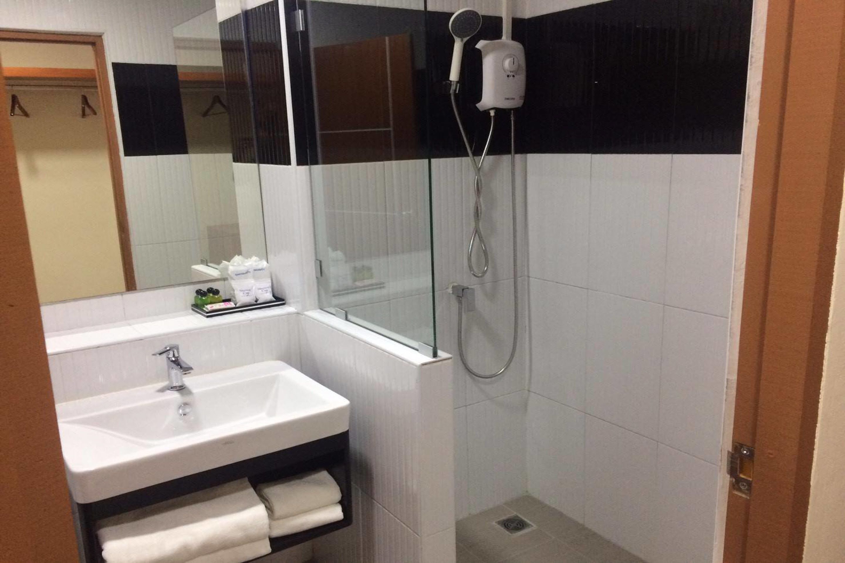 shower, free toiletries, hair dryer, towels