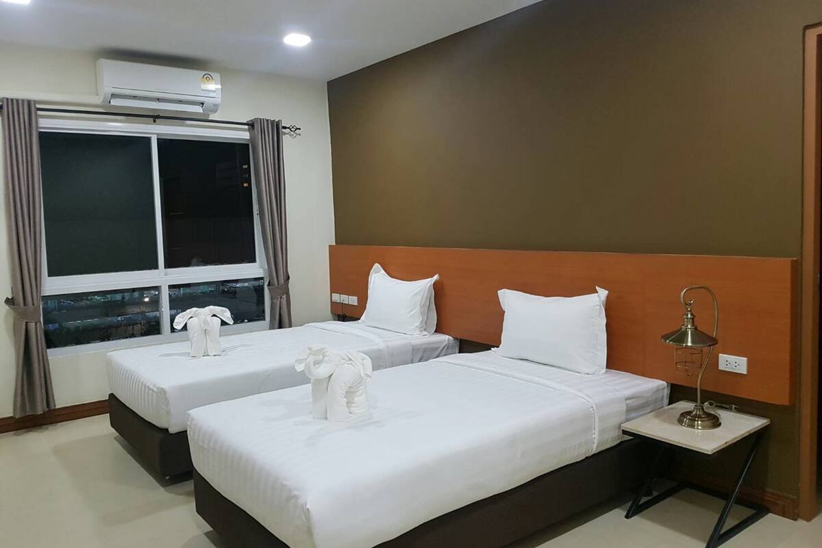 Quarto duplo luxo | Frigobar, escrivaninha, camas extras/dobráveis (sobretaxa)